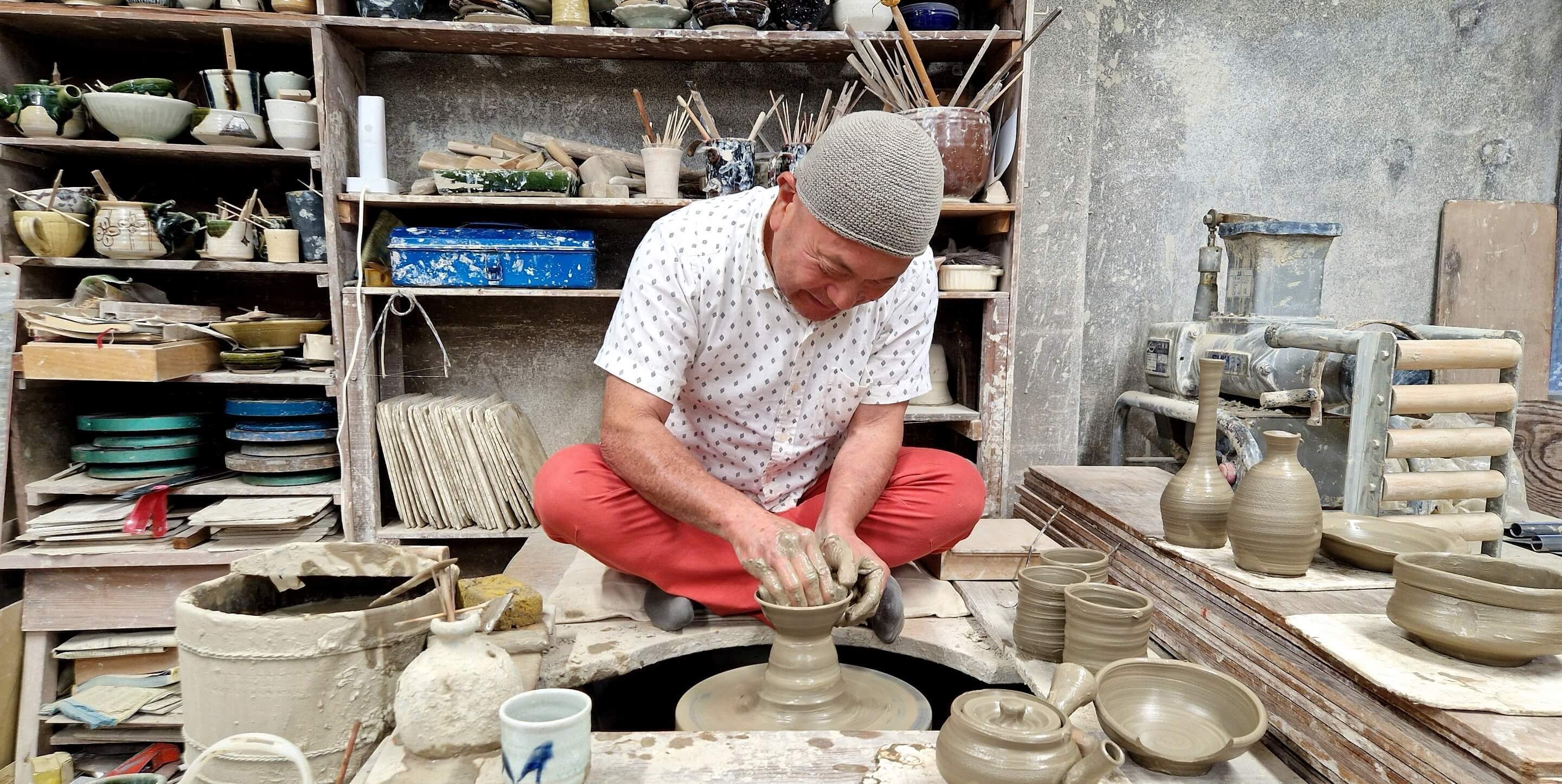 Keramikmeister Kato Juunidai am arbeiten