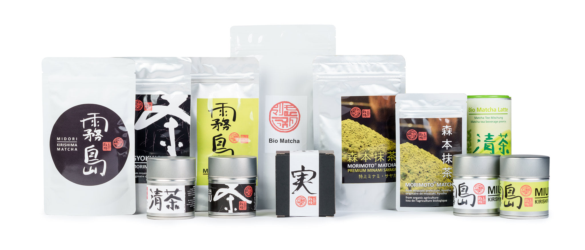 Headerbild mit 13 verschiedenen Bio‑Matcha-Packungen in unterschiedlichen Größen und Designs – Vielfalt aus dem Matcha-Sortiment