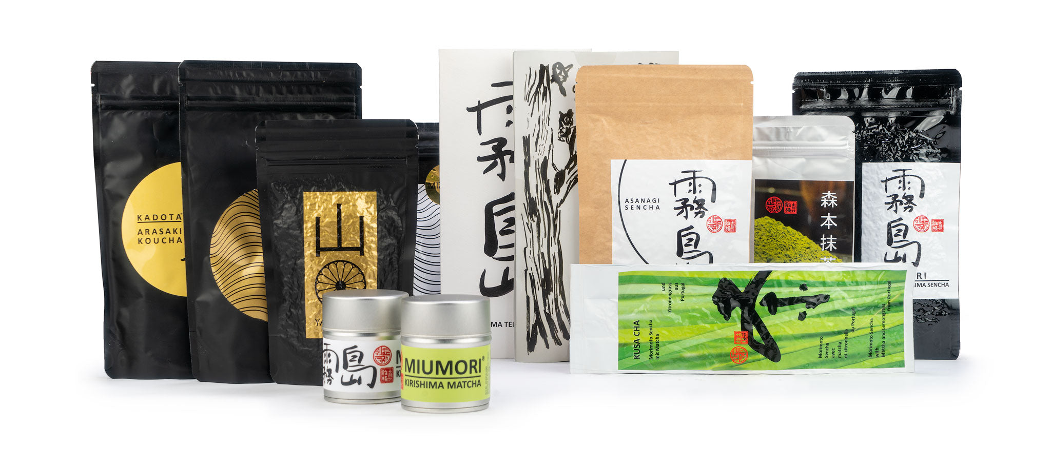 Verschiedene Packungen hochwertiger japanischer Grüntees in modernen und traditionellen Verpackungen, angeordnet in einer Reihe.