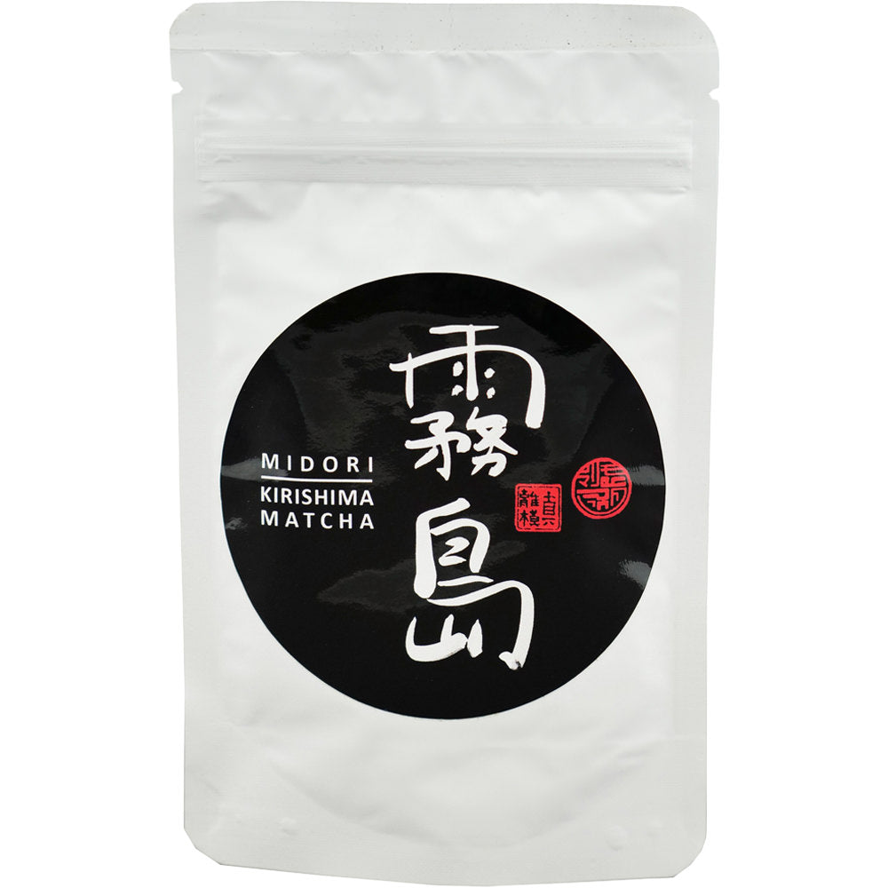 Kirishima Midori Matcha Bio – schlichte, weiße Teepackung mit rundem Etikett und japanischer Schrift