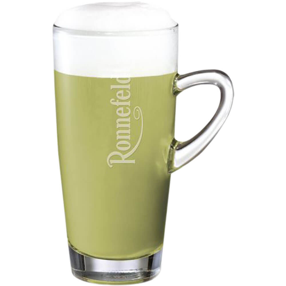 Matcha Latte im Ronnefeldt-Glas mit dichter Schaumschicht – ideal zubereitet mit Matcha Premix