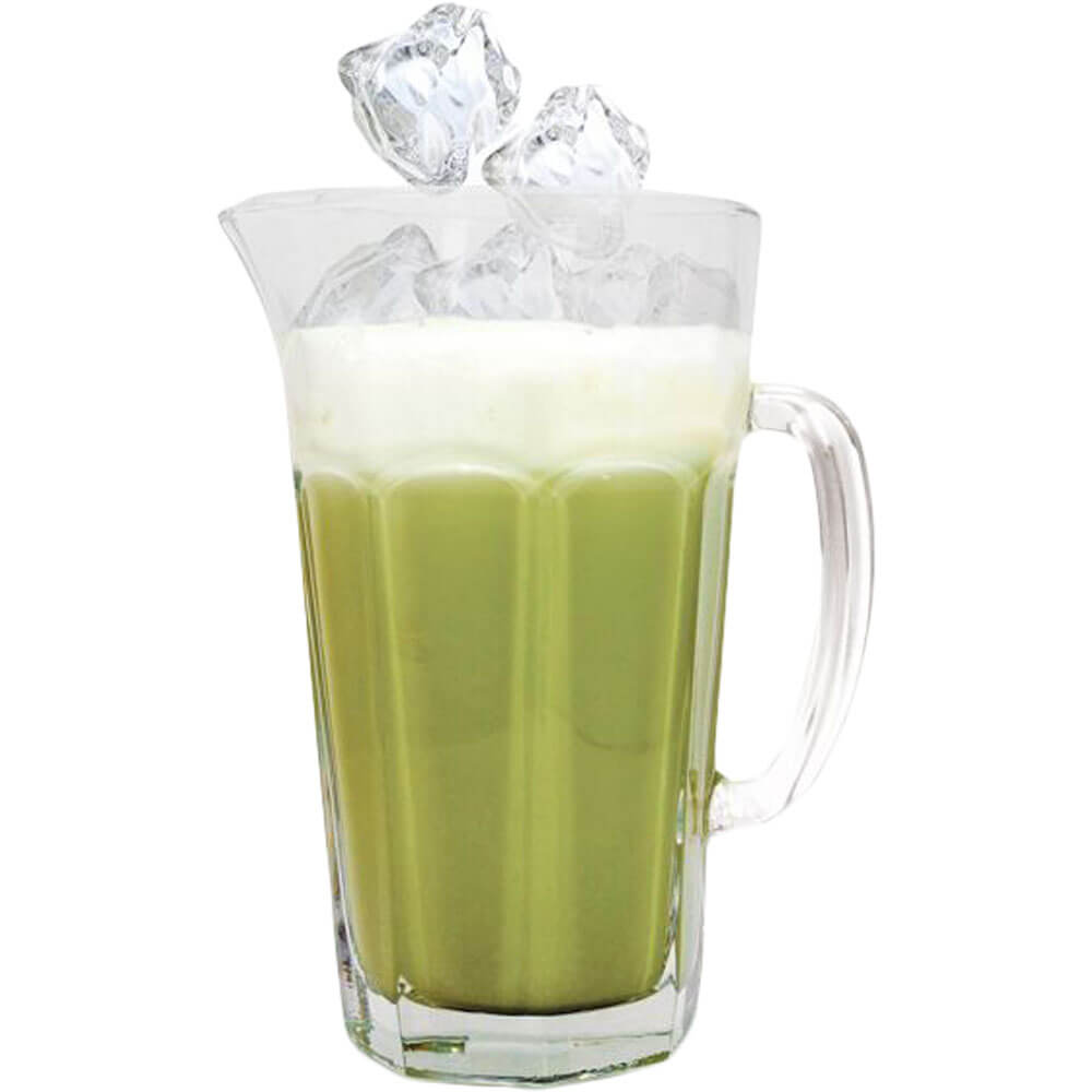 Krug mit gekühltem Ronnefeldt Matcha Latte, Eiswürfel und Milchschaum – erfrischendes Sommergetränk mit grünem Tee