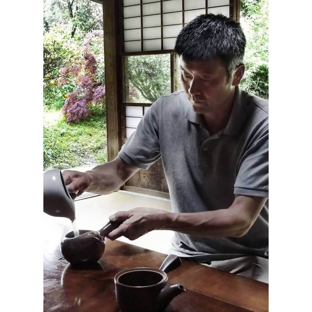 Matsumoto-san bei der Zubereitung von Shincha – traditionell aufgegossen in einer japanischen Teekanne im Teeraum