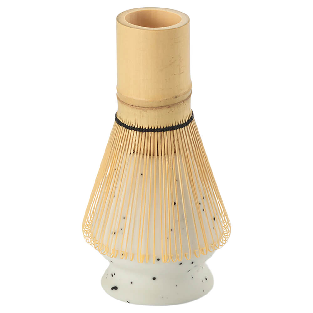 Bambusbesen im gesprenkelten Besenhalter aus Keramik aus dem Matcha Latte Set Miaka