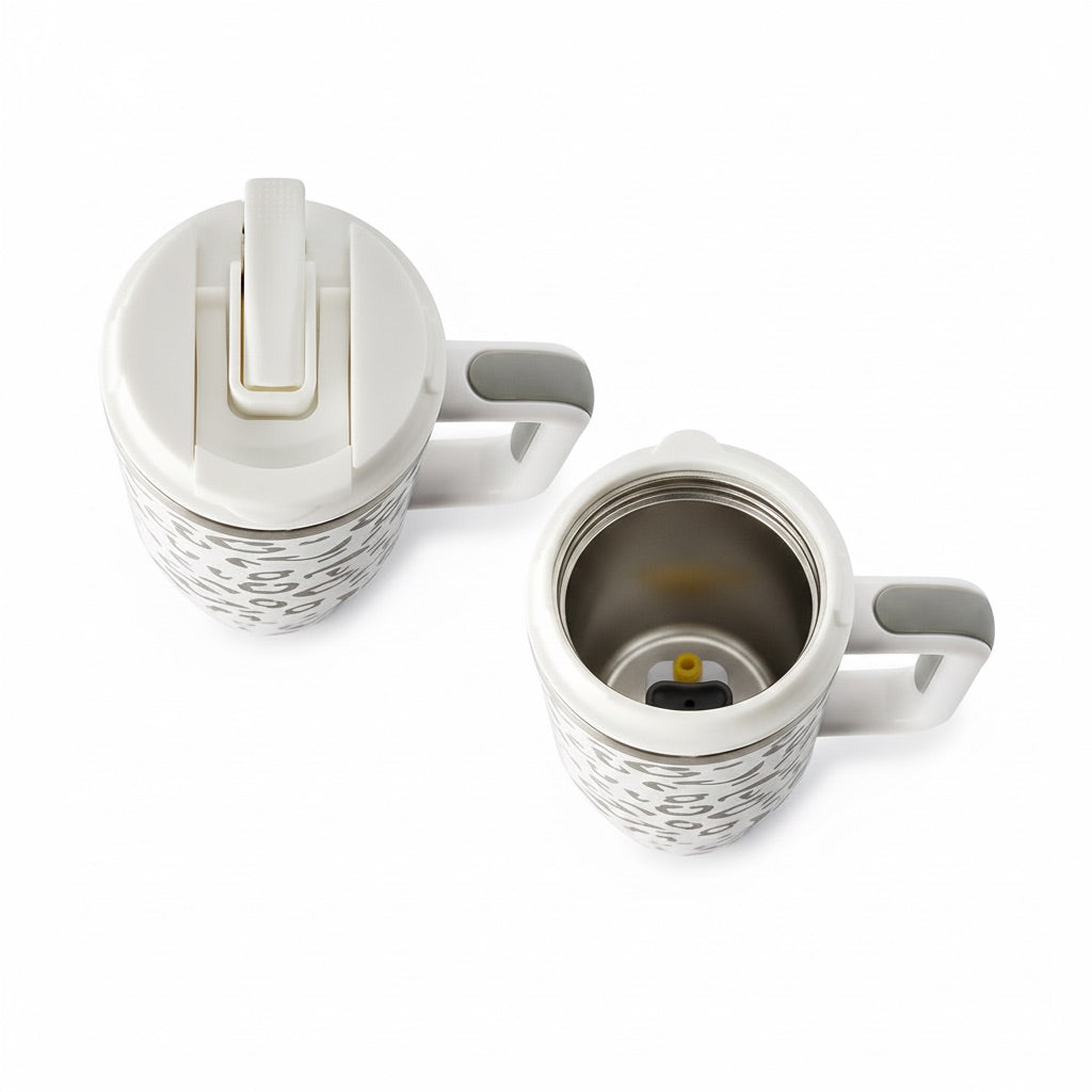 To-Go Mug Kleo aus doppelwandigem Edelstahl mit Leopardenmuster auf weißem Hintergrund