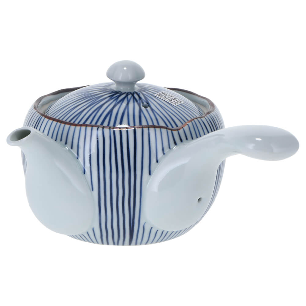 Arita Teekanne Gotokusa aus japanischem Porzellan mit blauem Streifendekor, Einhandkanne 650 ml, mit großem Edelstahlsieb