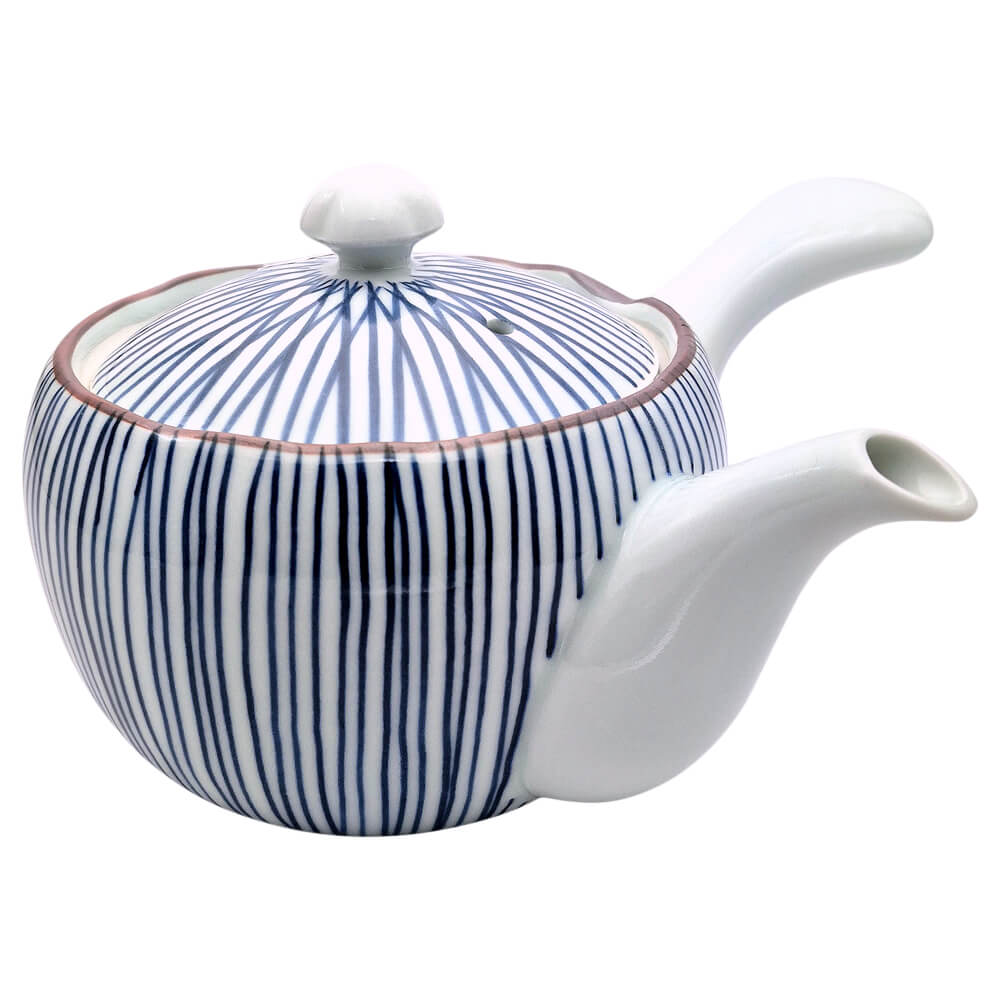 Große Kyusu aus Arita-Porzellan mit blauem Linienmuster, seitliche Ansicht mit Ausguss und Griff