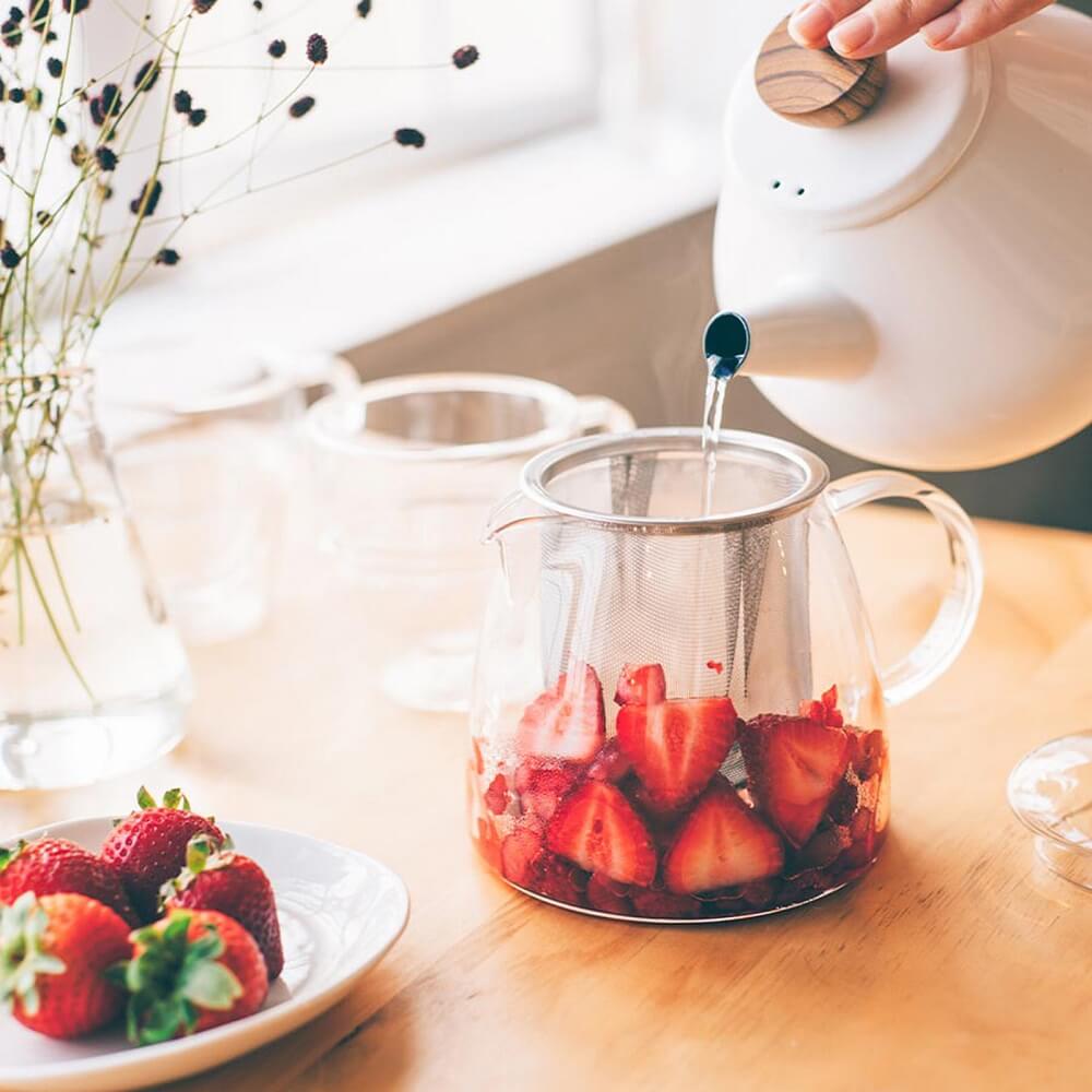 Hario Glas Teekanne Pure 700ml mit Erdbeeren Aufguss