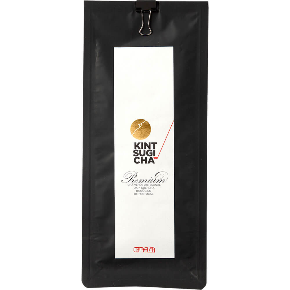Schwarze Packung des Bio-Grüntees Kintsugicha aus Portugal mit weißem Etikett, goldfarbenem Kreis und modernem Schriftzug