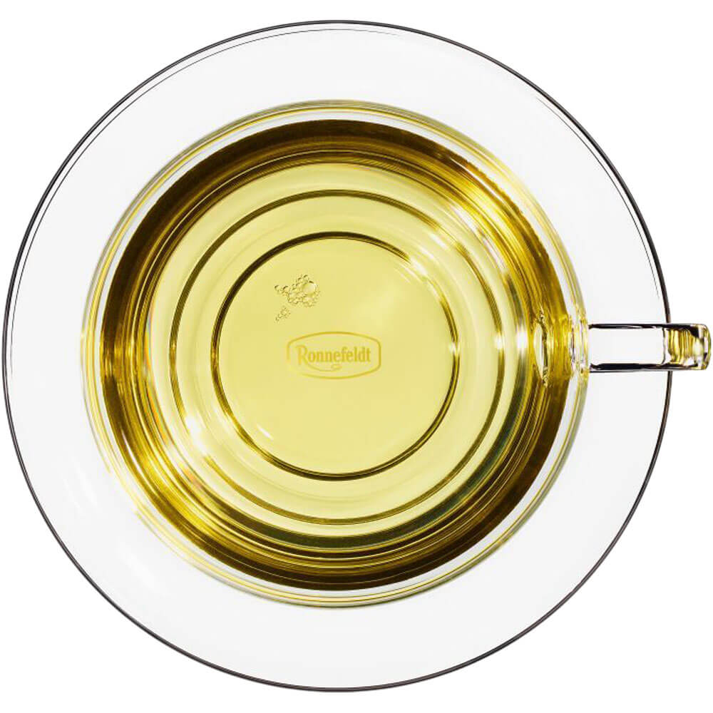Goldgelber Ronnefeldt Citrus Oolong bio Oolong Tee in Glastasse von oben fotografiert