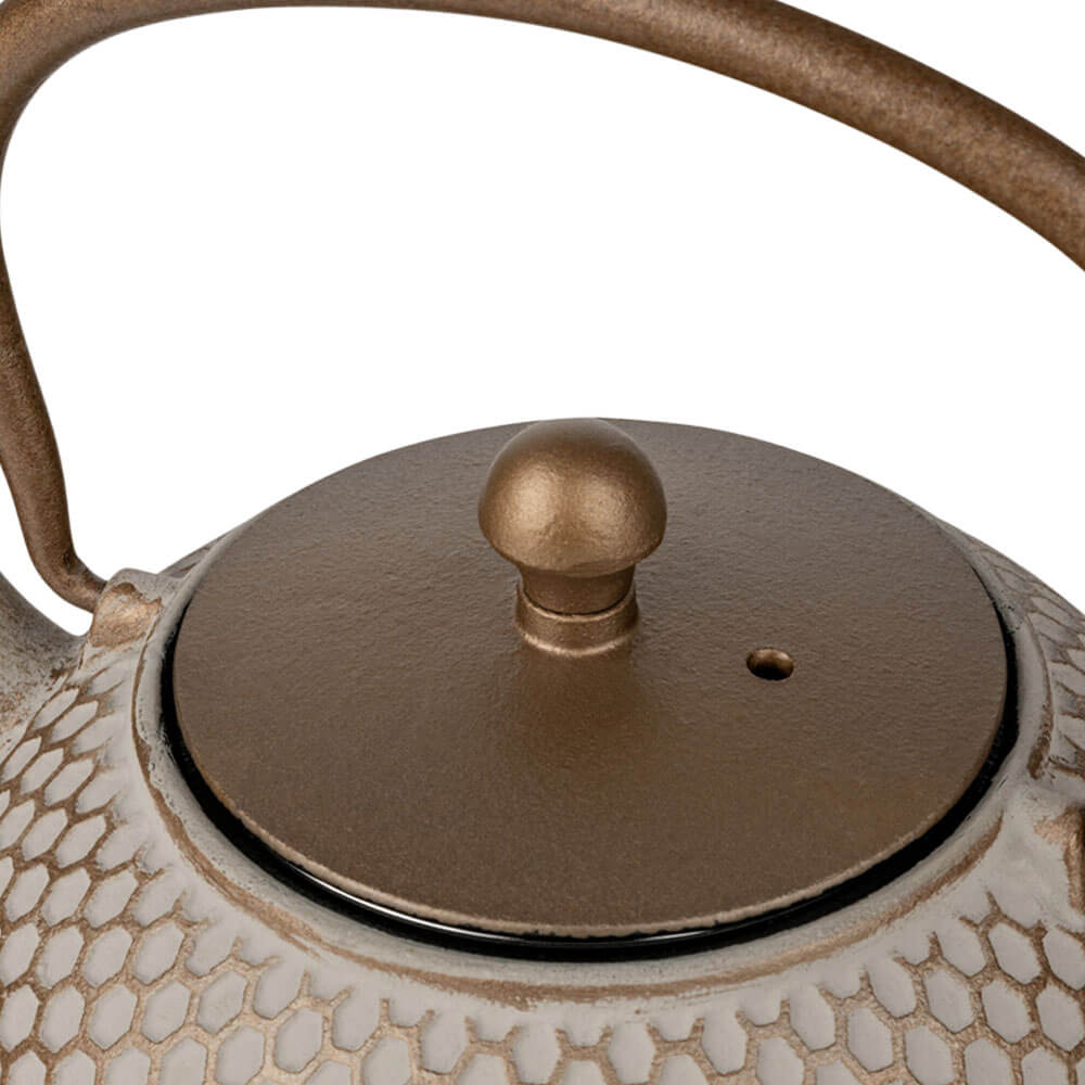 Detailaufnahme des Deckels der gusseisernen Teekanne Jiangxi in Beige#eisenkanne-aus-china_beige