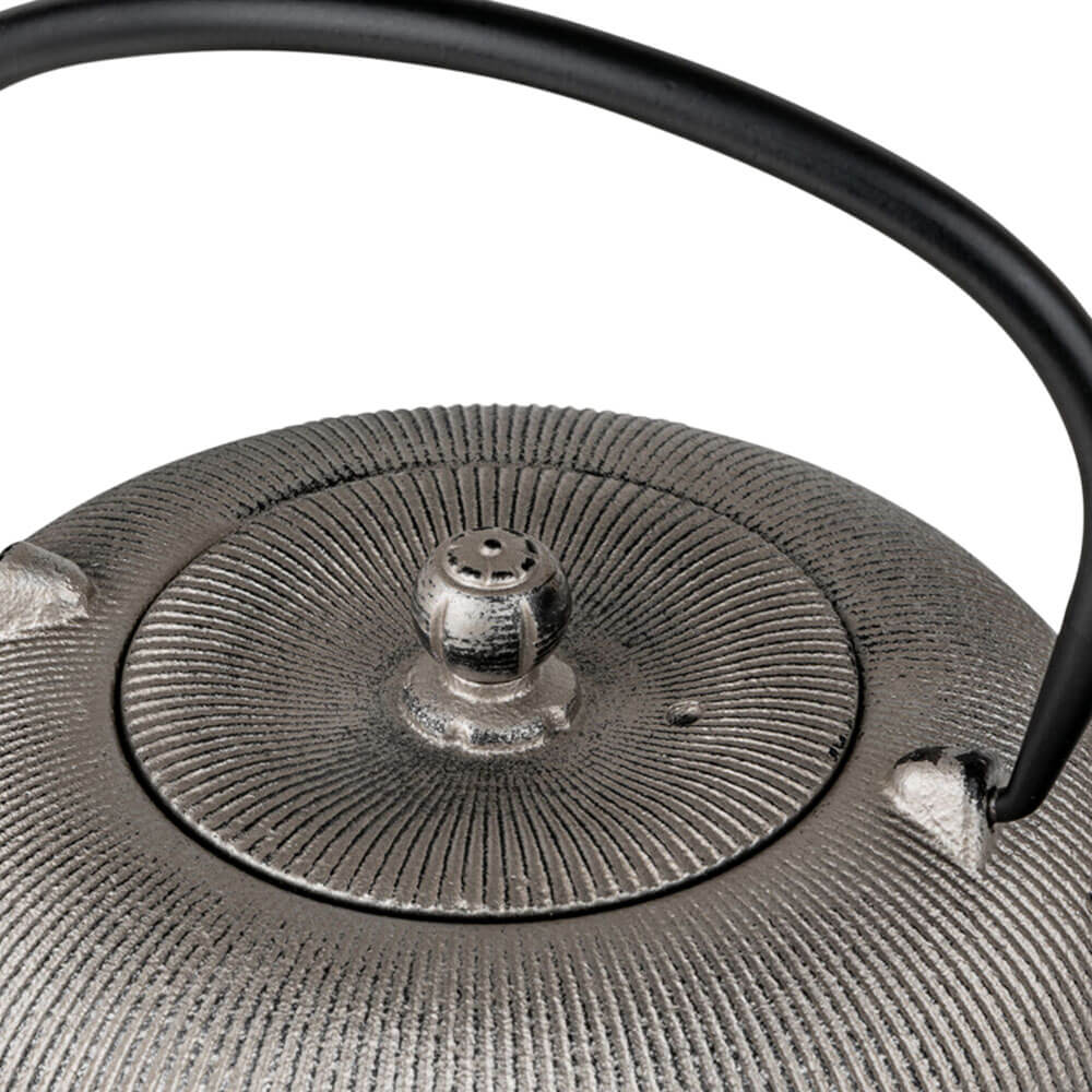 Deckel der Gusseisen Teekanne Sichuan mit strukturierter Oberfläche und Knauf in Champagneroptik#eisenkanne-aus-china_champagne