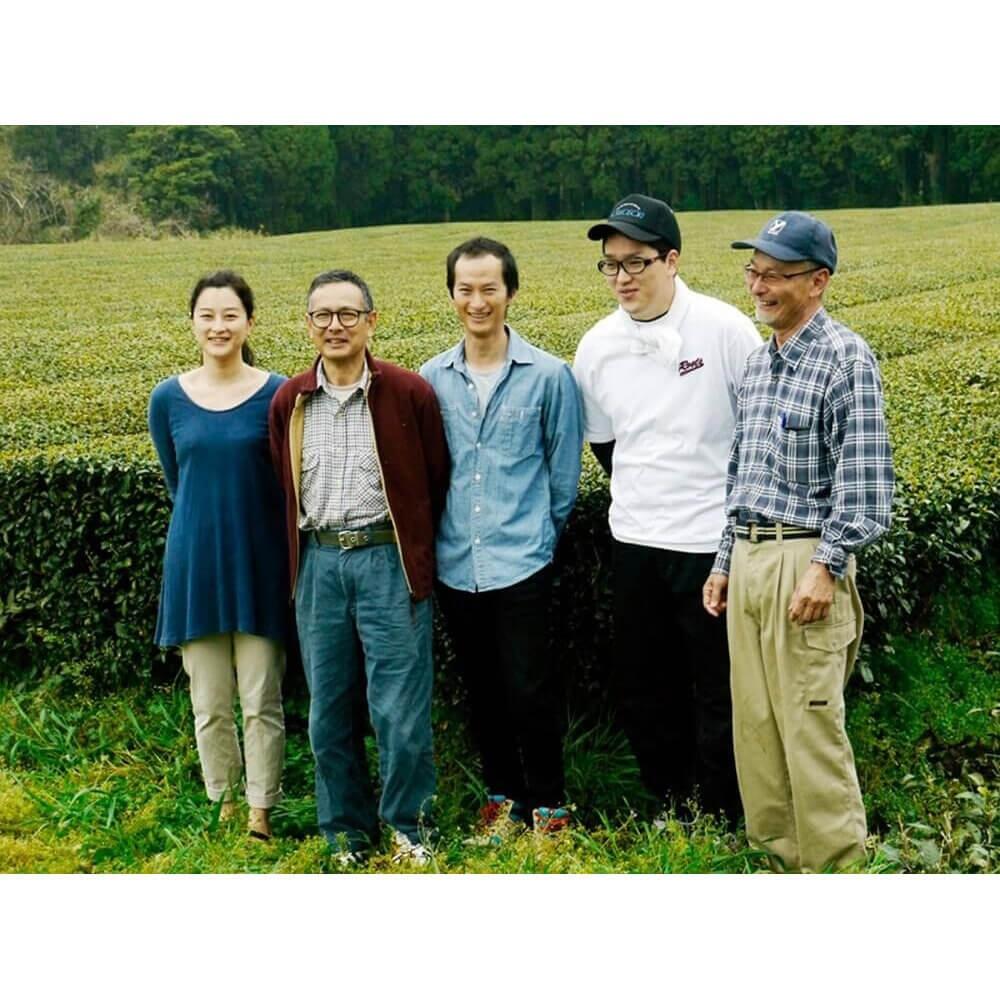 Shutaro Hayashi und seine Familie im Teegarten in Kirishima, Japan, Herkunft des Asano Kaori Kabusecha