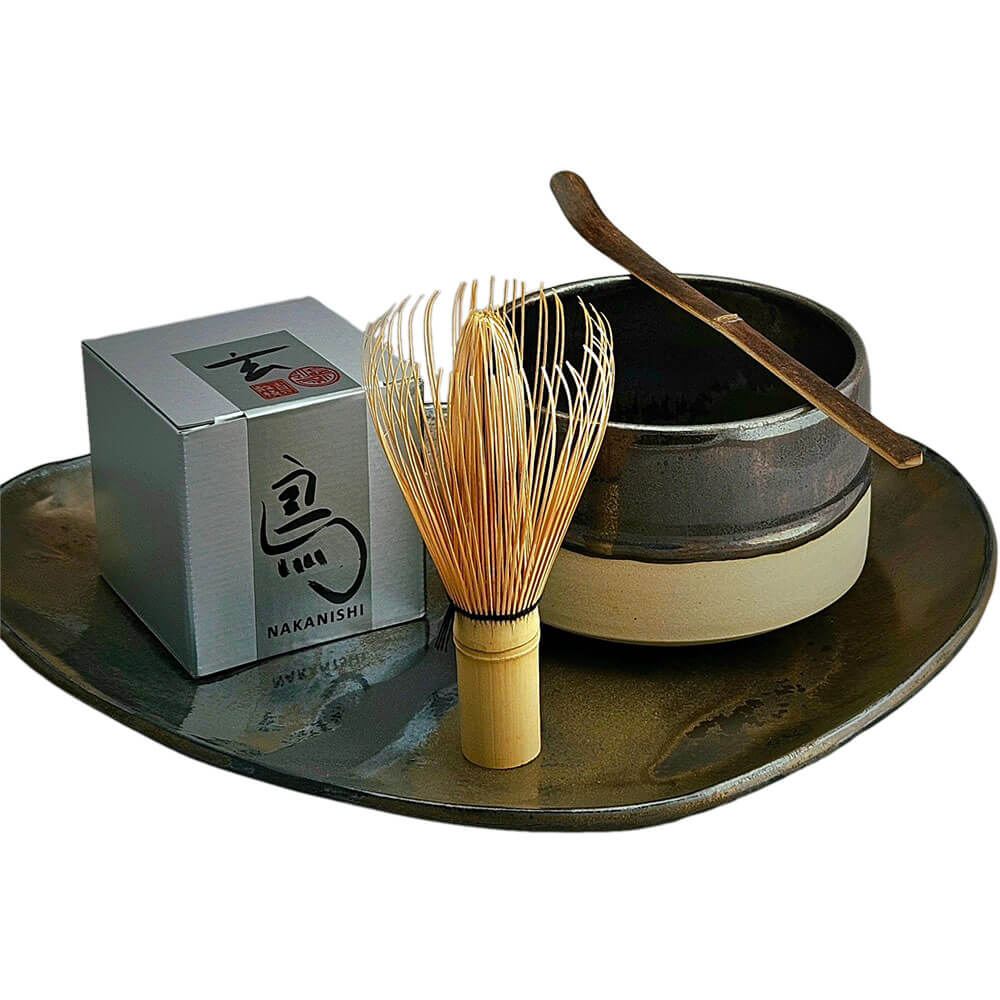 Tee-Tablett Kagami mit Bronze-Glasur aus dem Atelier TōKo mit Chawan, Chasen und Chashaku für die Matcha-Zubereitung