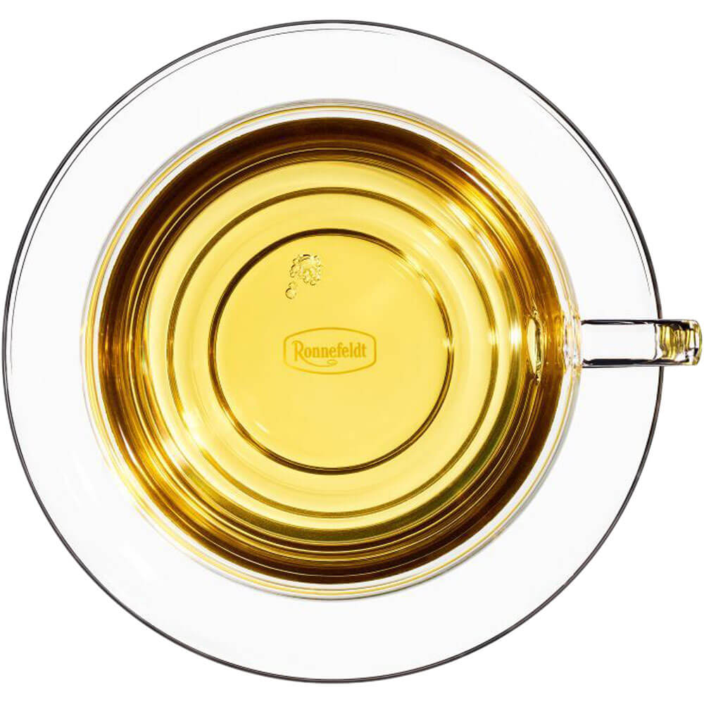 Goldgelber Ronnefeldt Moonlight Magic bio Kräutertee in Glastasse von oben fotografiert