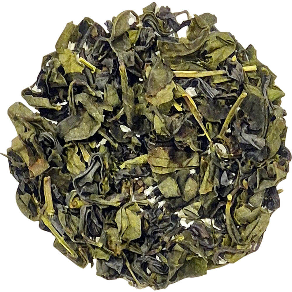 Loser Mai-Ryū Oolong bio mit großem, leicht gedrehtem Blatt und olivgrünen bis dunkelgrünen Nuancen auf hellem Hintergrund