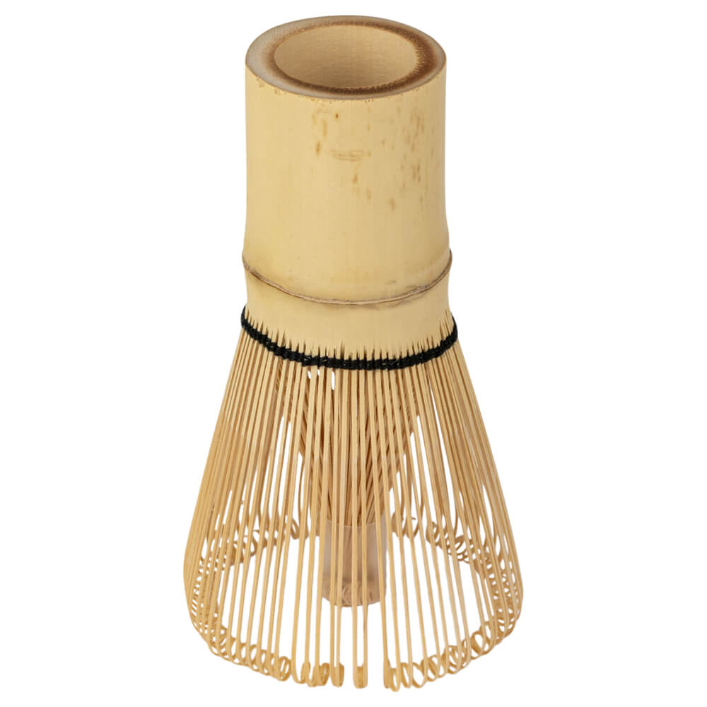 Traditioneller Matcha-Bambusbesen mit feinen Borsten zum Aufschlagen von cremigem Matcha oder Matcha Latte.