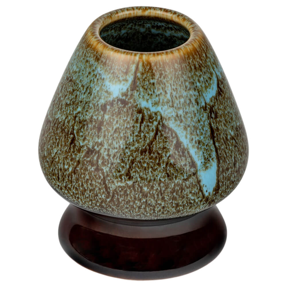 Besenhalter aus blau-braun glasierter Porzellanoberfläche zur formschonenden Aufbewahrung eines Matcha-Bambusbesens.