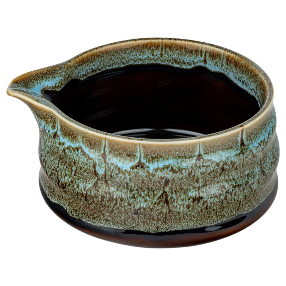 Matcha-Schale aus blau-braun glasiertem Porzellan mit Ausguss, ideal für die Zubereitung von Matcha Latte.