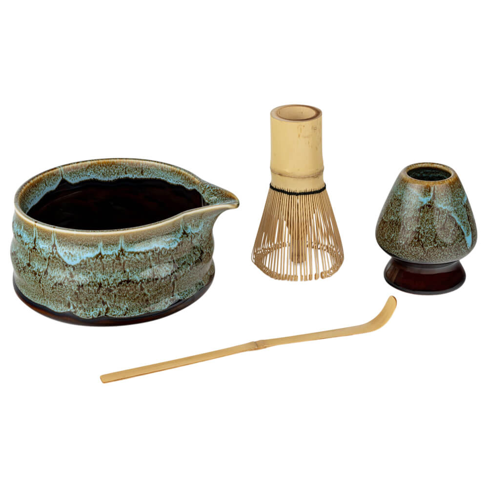 Matcha Latte Set von Bredemeijer aus glasiertem Porzellan in Blau-Braun mit Schale, Bambusbesen, Besenhalter und Bambuslöffel.