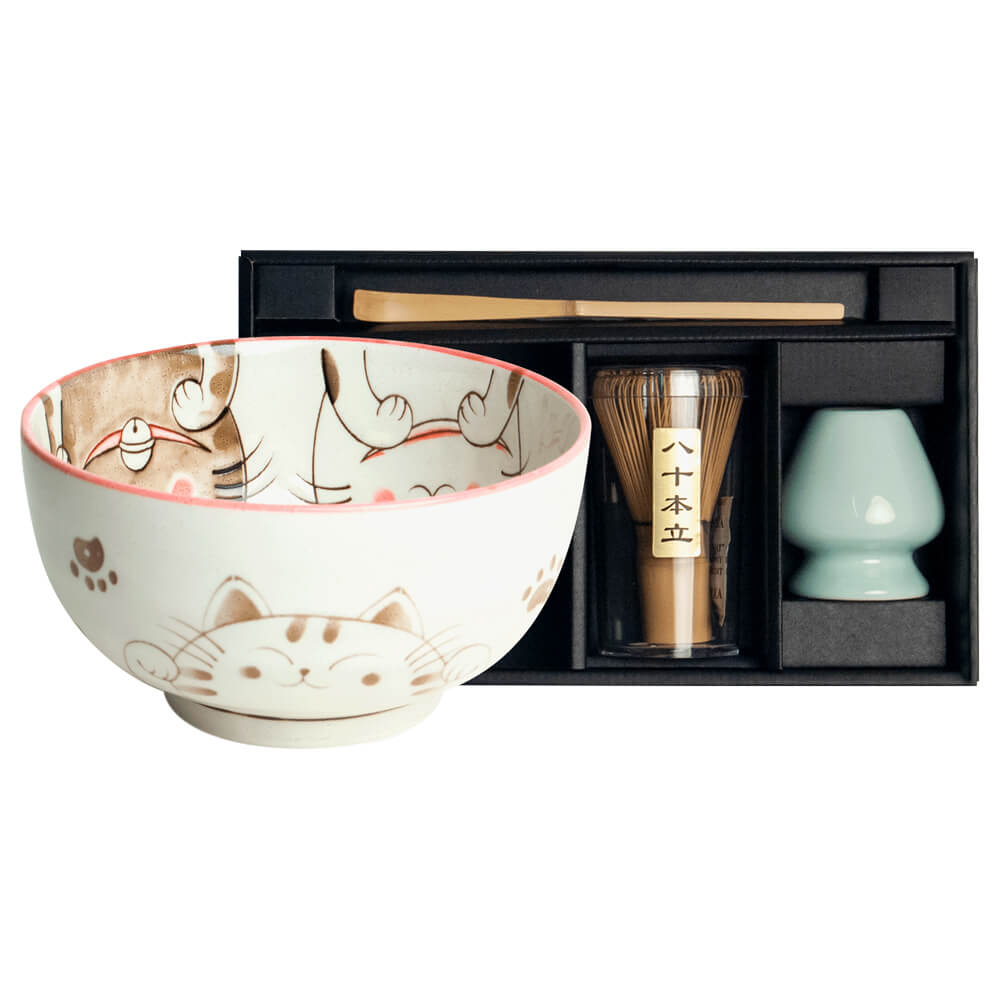 Matcha Set Deluxe Akai Neko mit japanischer Matchaschale im Katzenmotiv, Bambusbesen, Bambuslöffel und Besenhalter in Geschenkbox#set_akai-neko-4-teilig