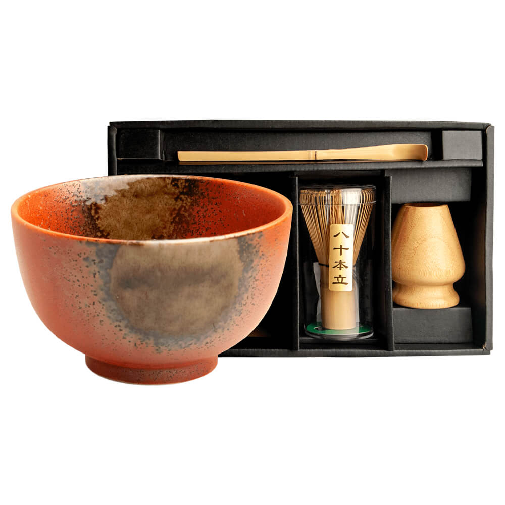 Matcha Set Deluxe Akayuu mit erdiger Matchaschale in warmen Braun- und Rottönen, Bambusbesen, Bambuslöffel und Besenhalter in Geschenkbox#set_akayuu-4-teilig
