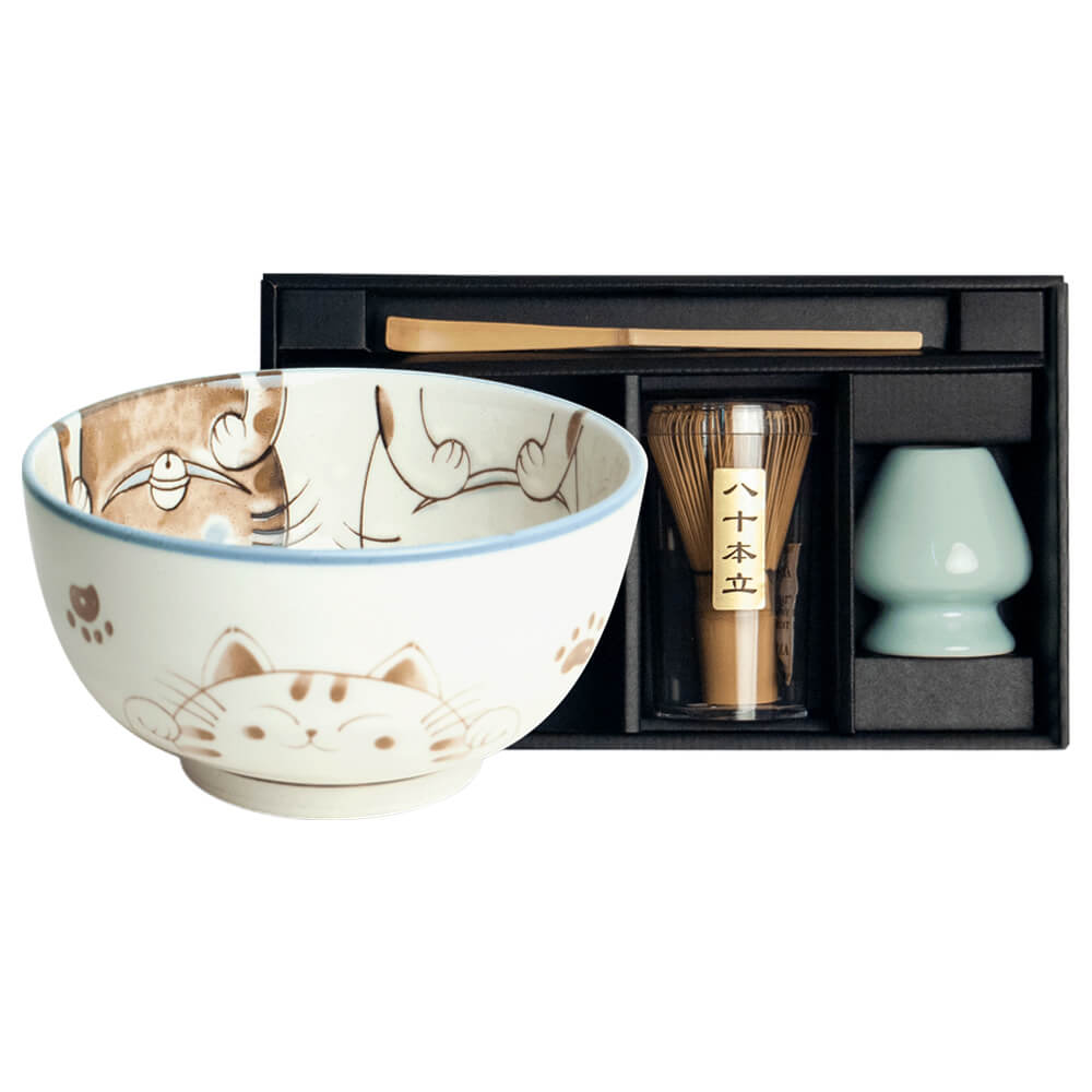 Matcha Set Deluxe Aoi Neko mit japanischer Keramik-Matchaschale im Katzenmotiv mit hellem Fond und blaugrauem Rand, Bambusbesen, Bambuslöffel und Besenhalter in Geschenkbox#set_aoi-neko-4-teilig