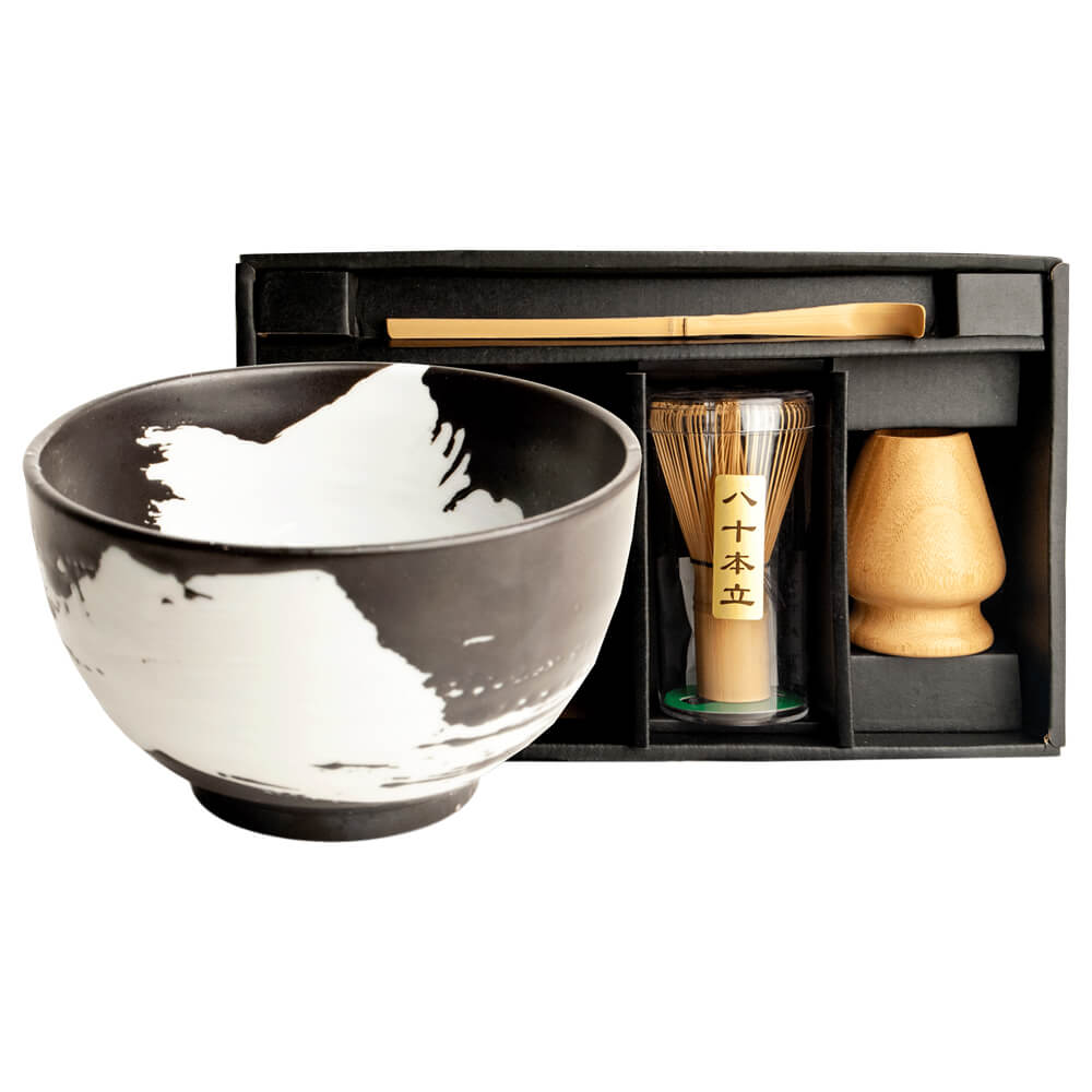 Matcha Set Deluxe Kasasagi mit schwarz-weißer Matchaschale im Tusche-Stil, Bambusbesen, Bambuslöffel und Besenhalter in Geschenkbox#set_kasasagi-4-teilig