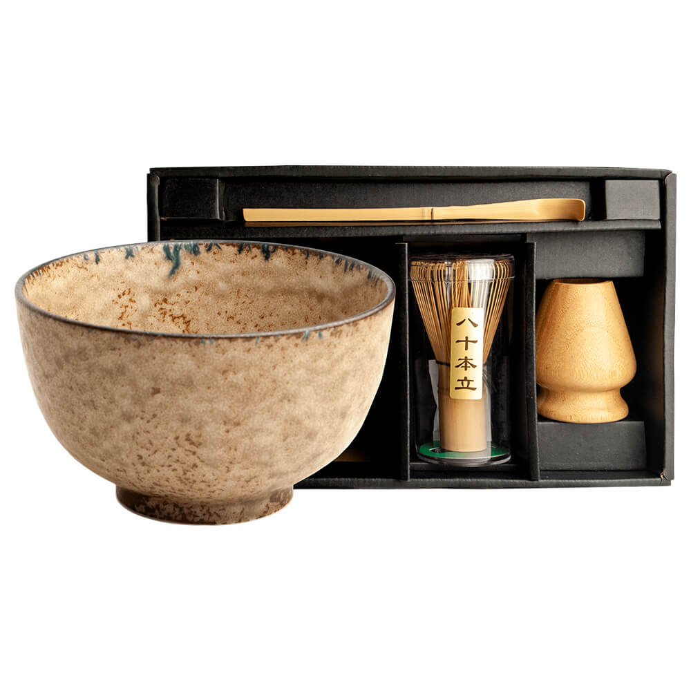 Matcha Set Deluxe Kizeto mit japanischer Keramik-Matchaschale in sandfarbenem Kizeto-Ton mit feiner Sprenkelglasur, Bambusbesen, Bambuslöffel und Besenhalter in Geschenkbox#set_kizeto-4-teilig