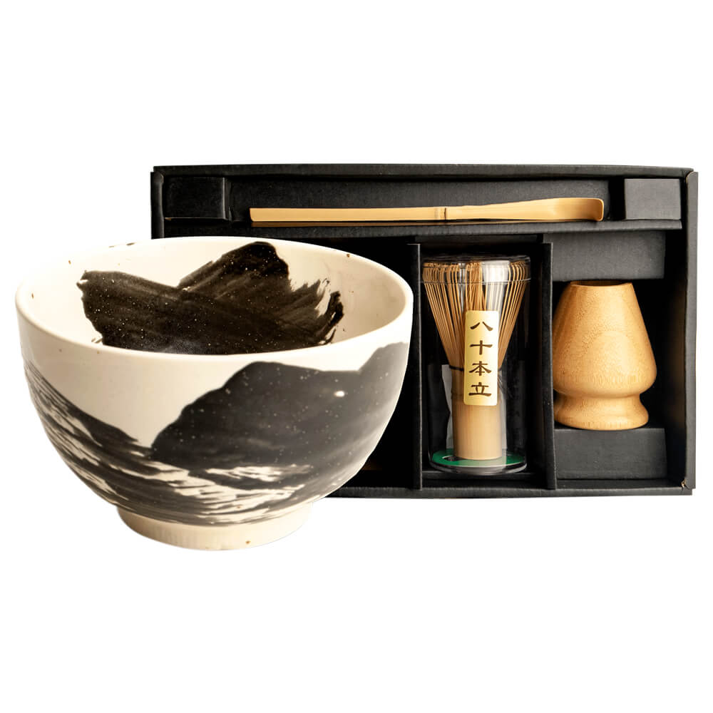 Matcha Set Deluxe Tsubame mit dynamisch gestalteter Matchaschale in kontrastreicher Glasur, Bambusbesen, Bambuslöffel und Besenhalter in Geschenkbox#set_tsubame-4-teilig