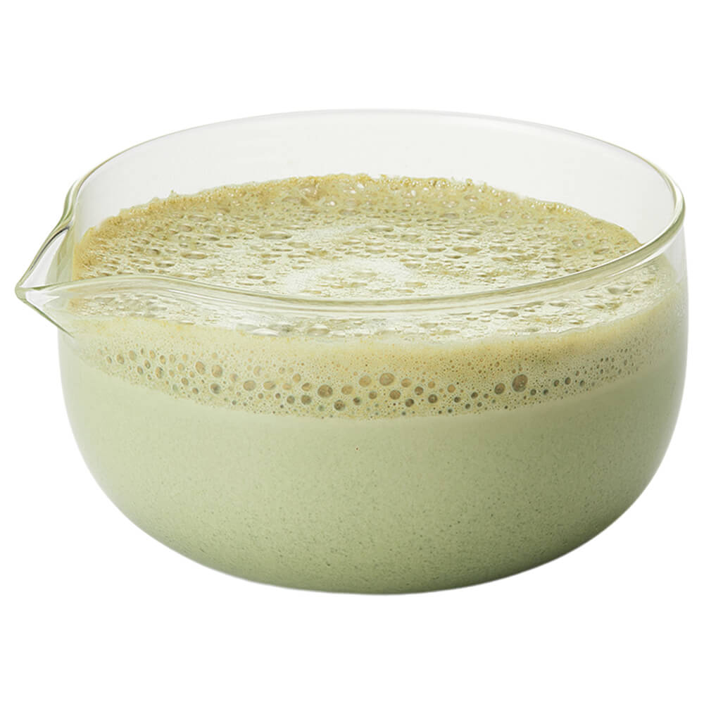 Matchaschale aus Glas mit Ausguss, gefüllt mit schaumig aufgeschlagenem Matcha
