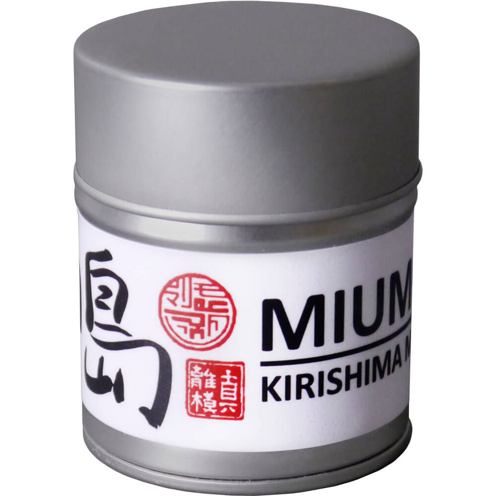 Runde Aludose mit silberfarbigem Deckel und Aufschrift ‚MIUMORI KIRISHIMA MATCHA‘ – elegante Verpackung für Bio-Matcha neu#variante_30g