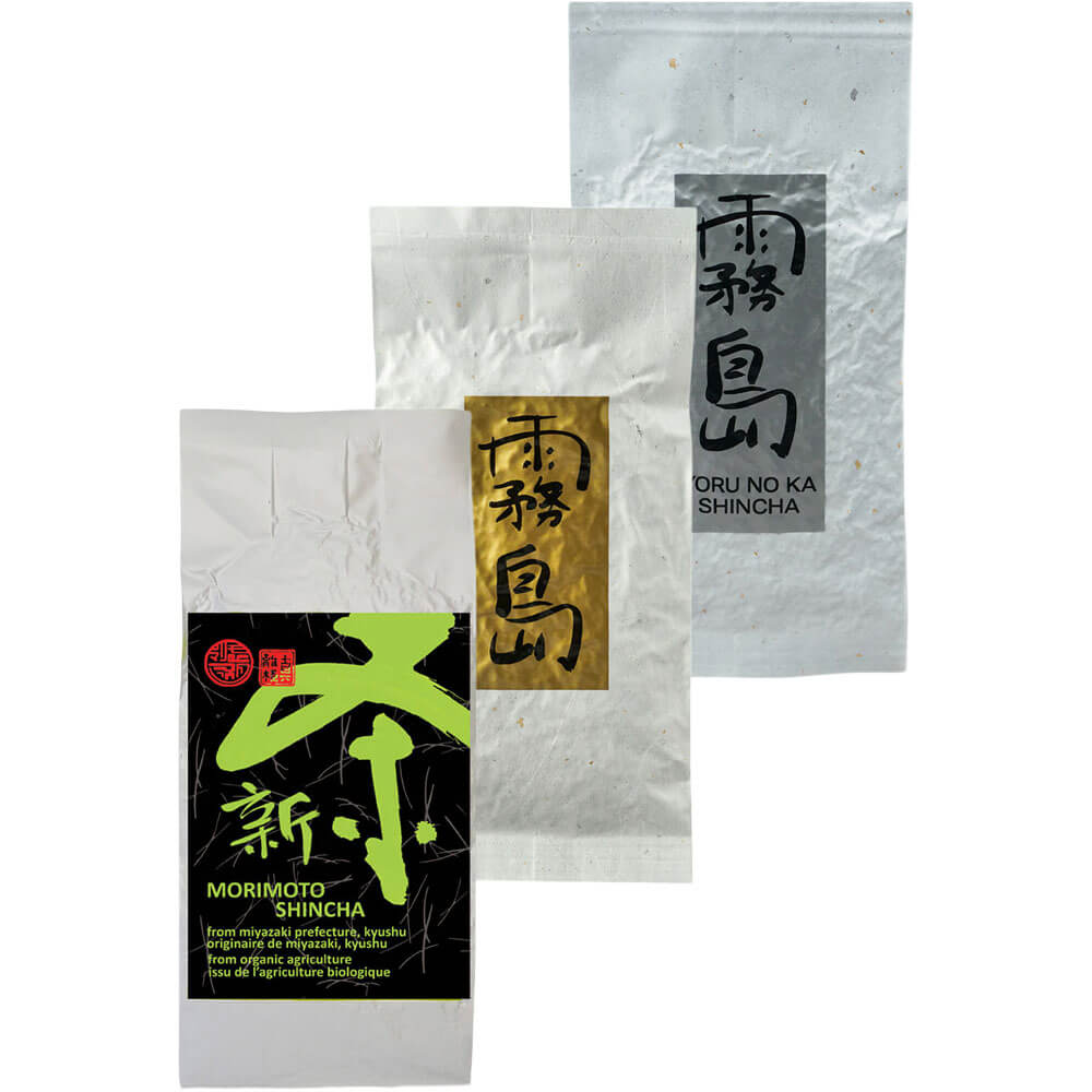 Drei edle japanische Shincha-Tees in stilvoller Präsentation: Morimoto Shincha, Kirishima Miumori Shincha in goldener Verpackung und Yoru no Ka Shincha in silberner Packung – alle aus der ersten Frühlingspflückung in Bio-Qualität.