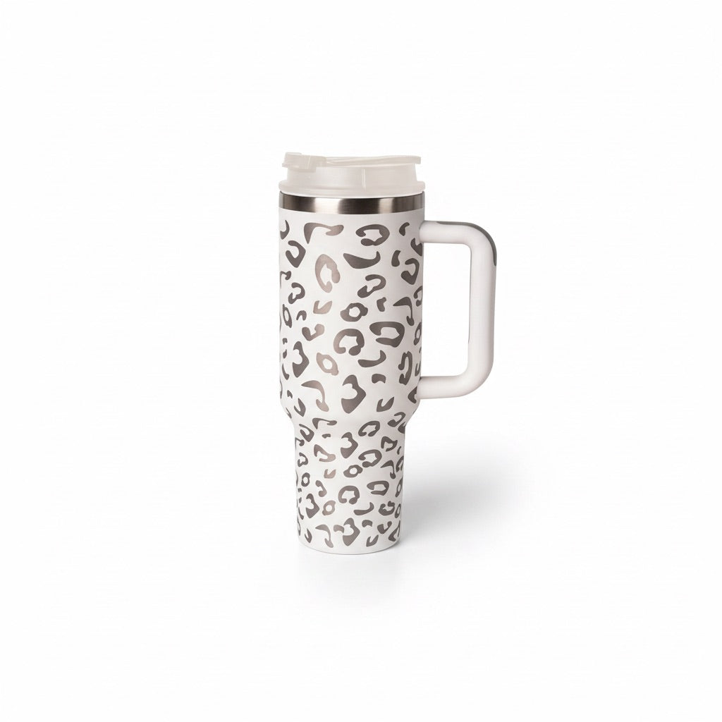 To-Go Mug Kleo mit Deckel und Trinkhalm auf weißem Hintergrund