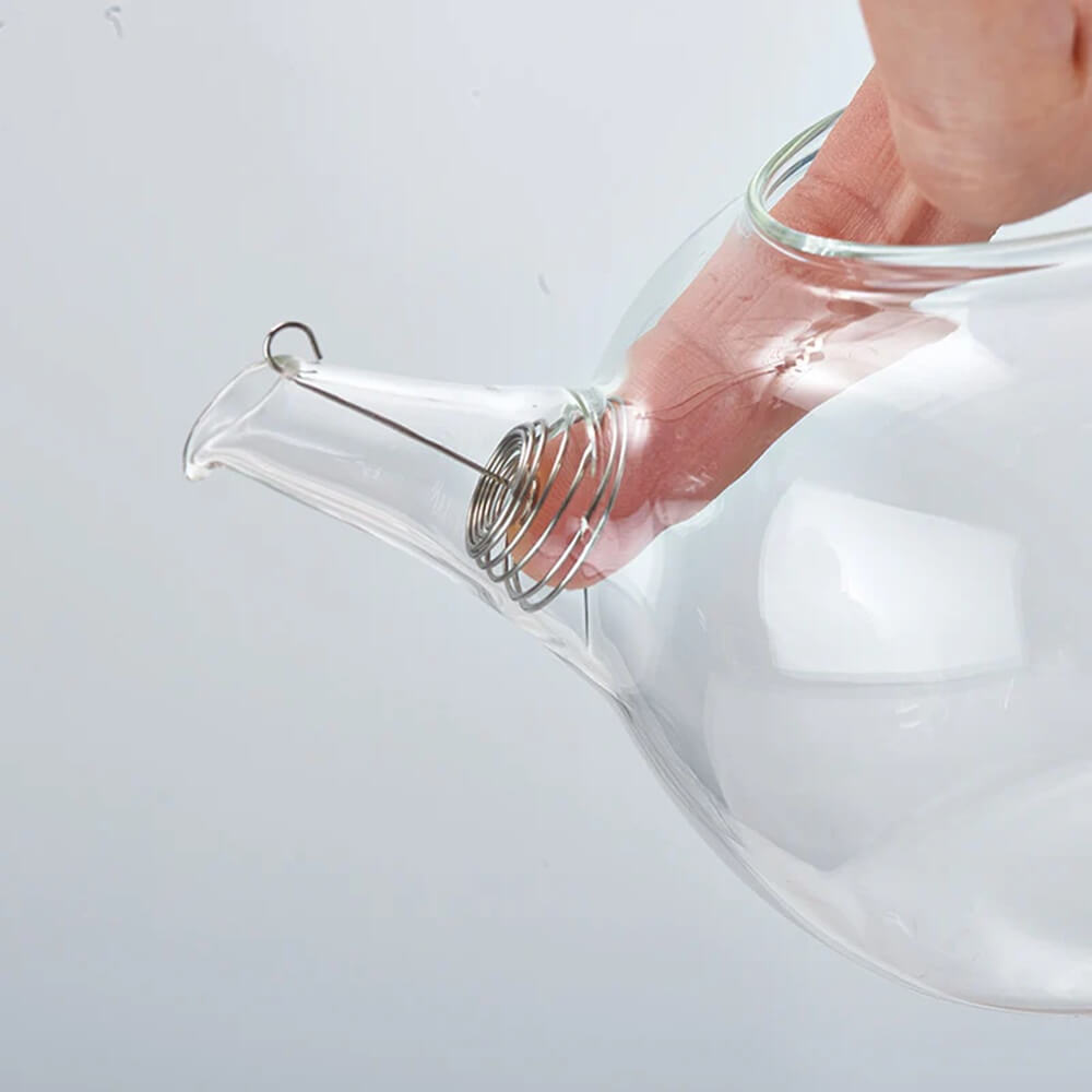 Detailansicht der Glasteekanne von Harui mit abnehmbarem Metallsieb am Ausguss – geeignet für großblättrige Tees