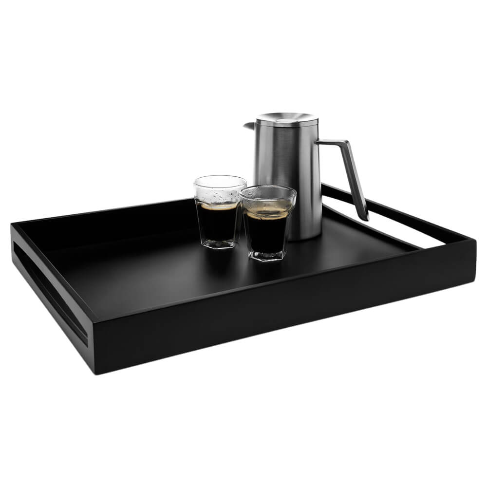 Schwarzes MDF-Teetablett mit Teekanne und zwei Gläsern – stilvolle Teeszene auf weißem Hintergrund.#tablett_mdf-schwarz-medium