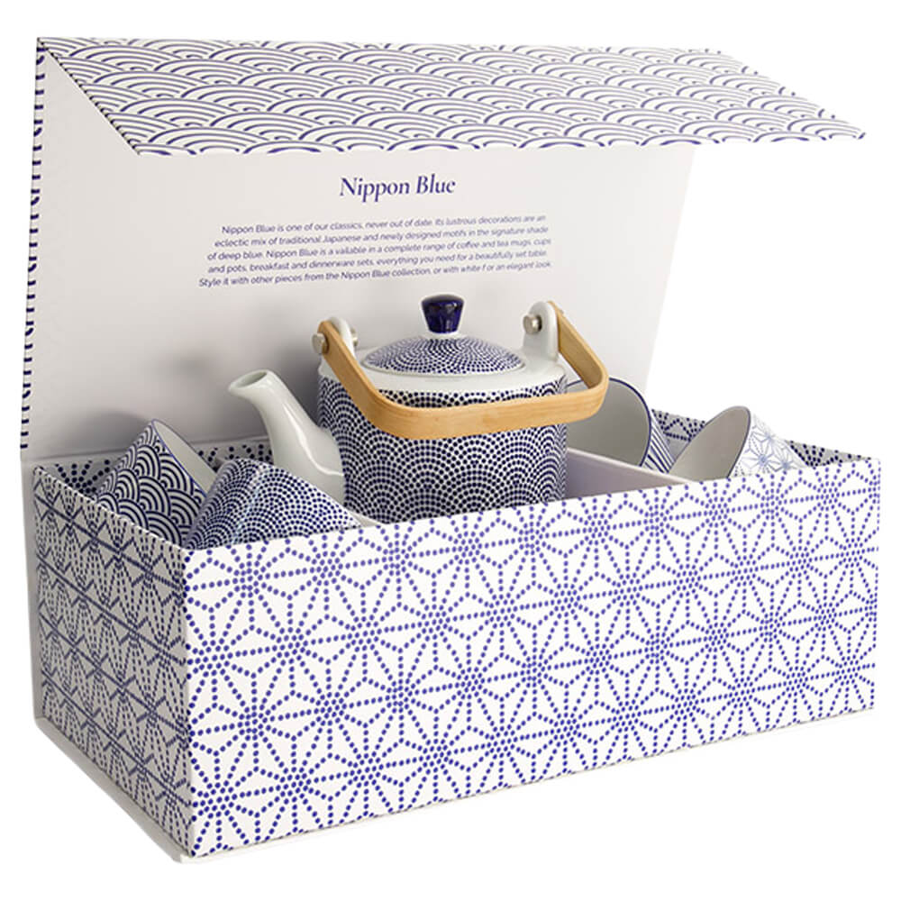 Geöffnetes Geschenkset Nippon Blue mit Teekanne und Tassen im eleganten Karton mit japanischen Mustern
