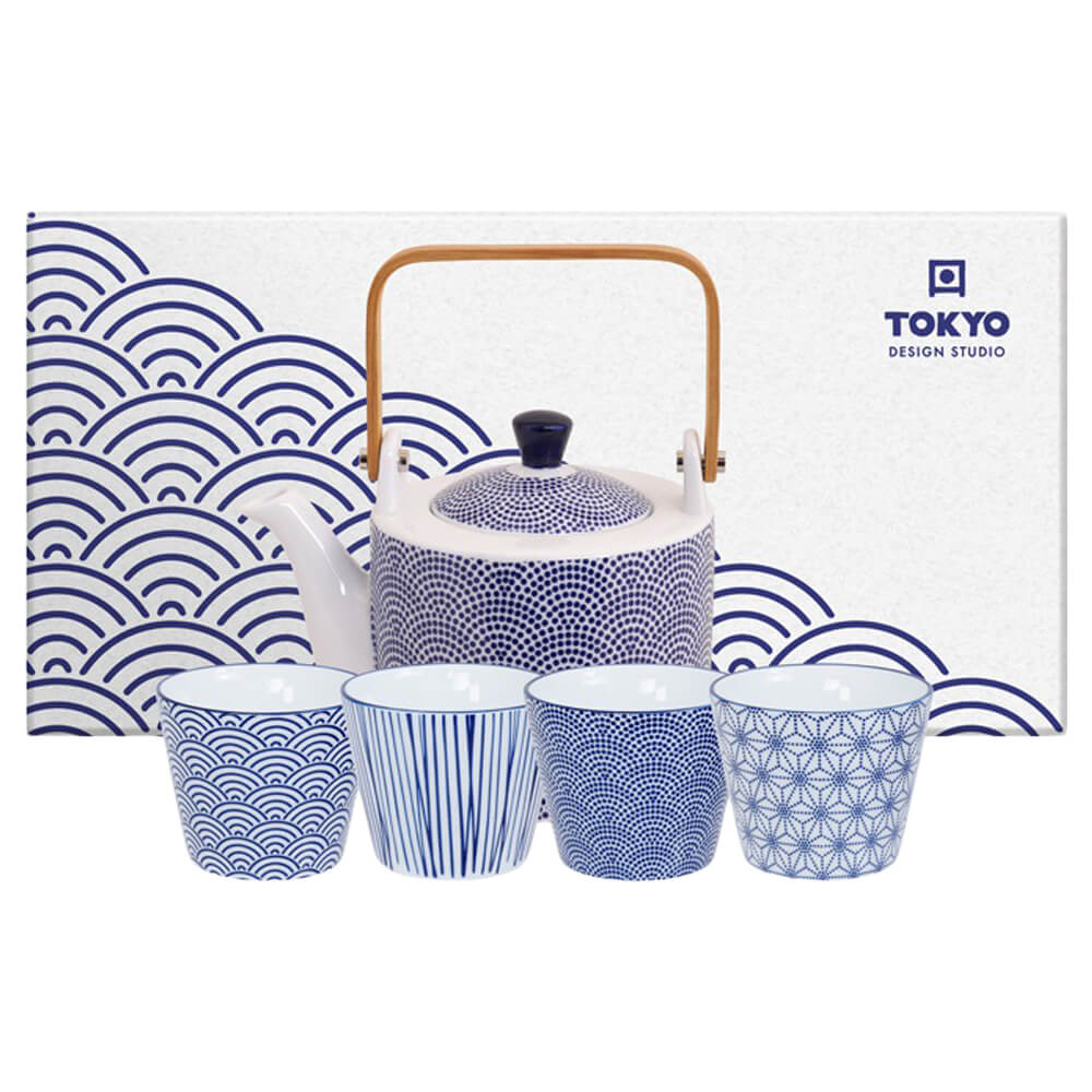 Teeset Nippon Blue von Tokyo Design Studio vor Geschenkbox mit Wellenmuster – Teekanne und vier Tassen arrangiert
