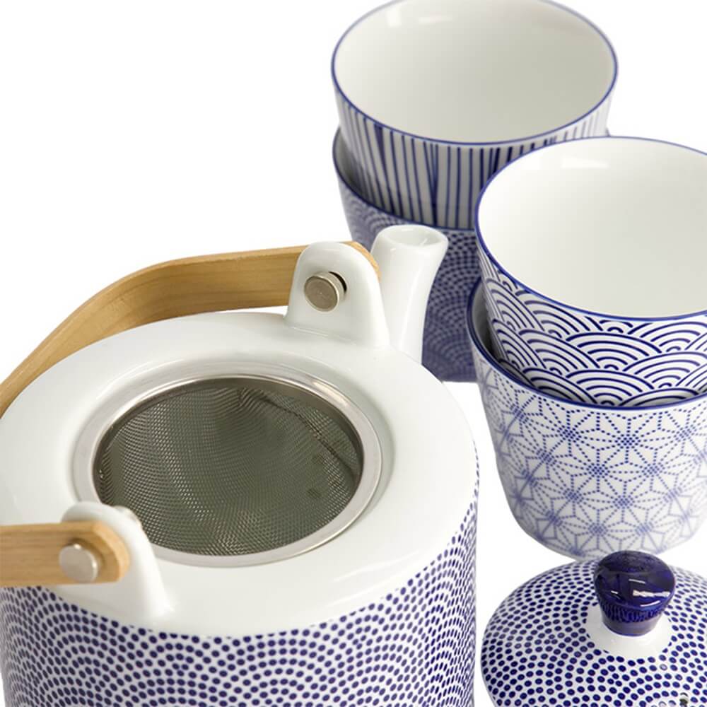 Detailansicht der Nippon Blue Teekanne mit integriertem Edelstahlsieb und gestapelten Tassen im japanischen Design