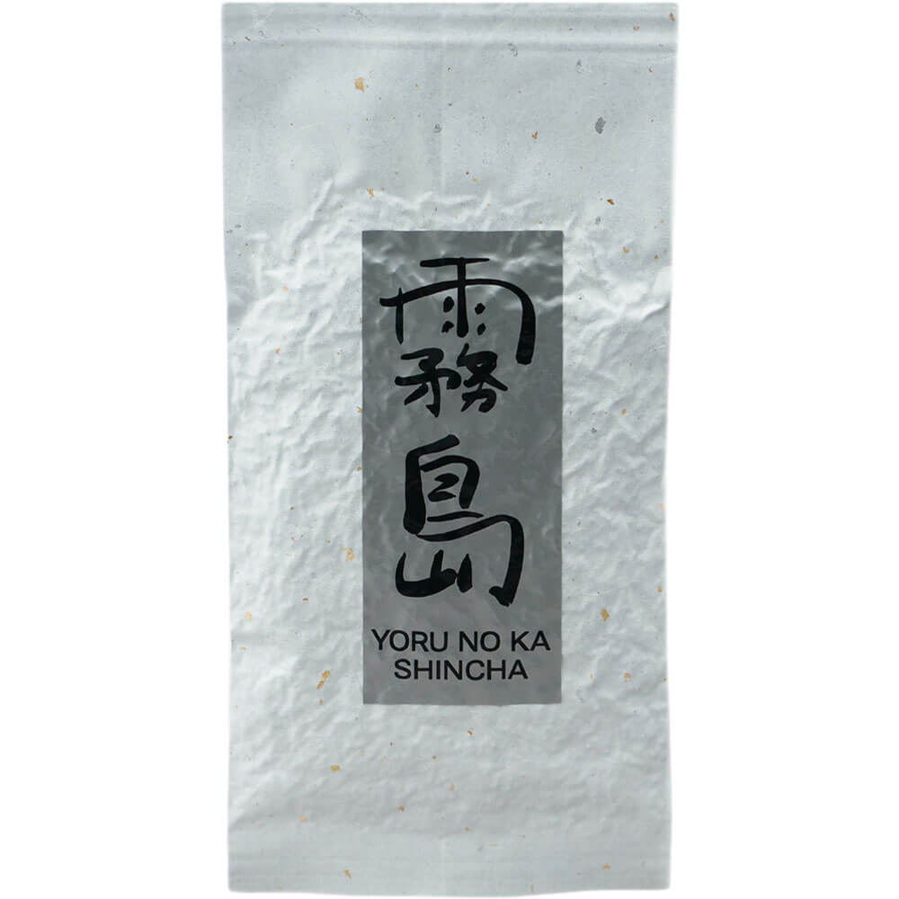 Silberne Teeverpackung des Yoru no Ka Shincha – hochwertiger japanischer Shincha mit feinem Aroma, geerntet in der ersten Frühlingspflückung.