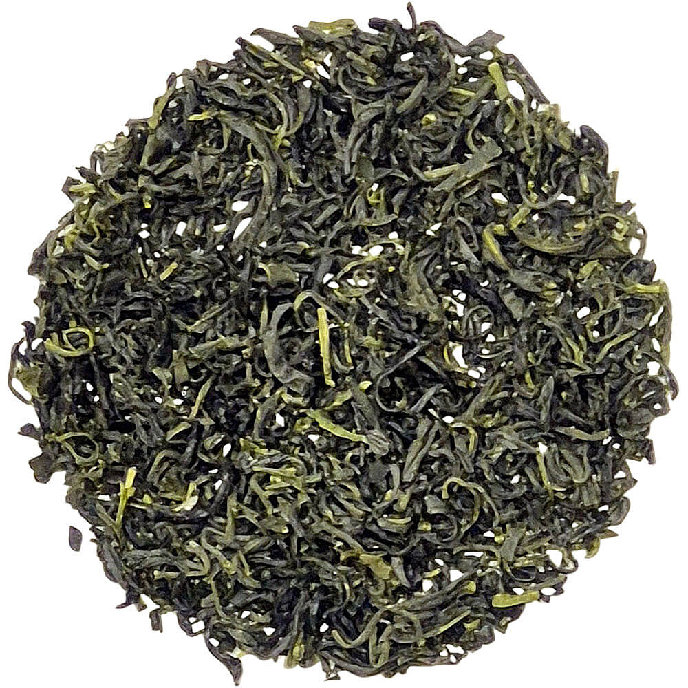 Loser Zen-Ryū Kamairicha bio mit dunkelgrünen, fein gedrehten Blättern in runder Darstellung auf hellem Hintergrund