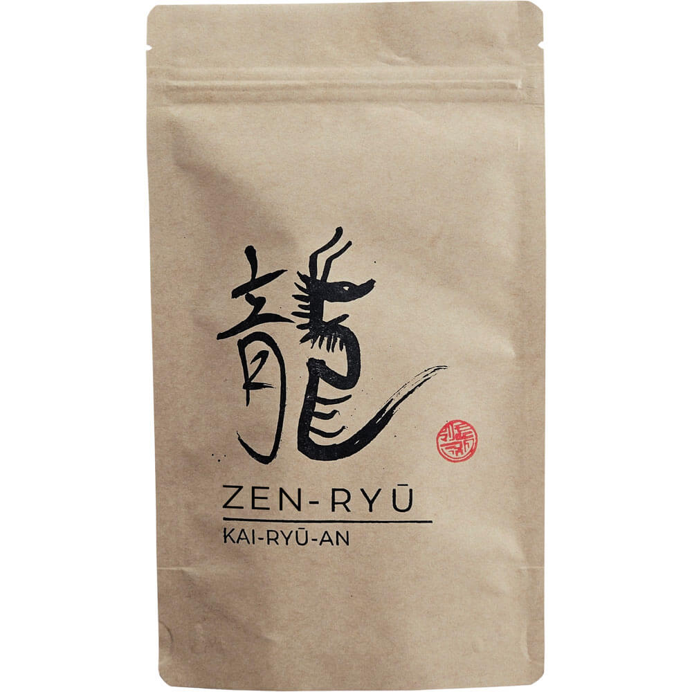 Zen-Ryū Kamairicha bio in naturfarbener Standbodenpackung mit japanischer Kalligrafie und rotem Siegel